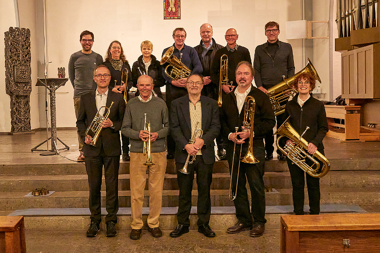 Gruppenbild nach dem Festgottesdienst :
vordere Reihe v.l.n.r.: Matthias Schädlich, Reinhard Metz, Chorleiter Gerald Abele, Thomas Bock, Ute Kamm
hintere Reihe v.l.n.r.: Pfarrer Stefan Comes, Marianne Schaefer, Monika Thorhauer, Bernhard Heckmann, Propst Oliver Albrecht, Christof Trümner, Friedhelm Dege