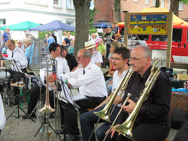 Musikzug der freiwilligen Feuerwehr beim Stadtfest