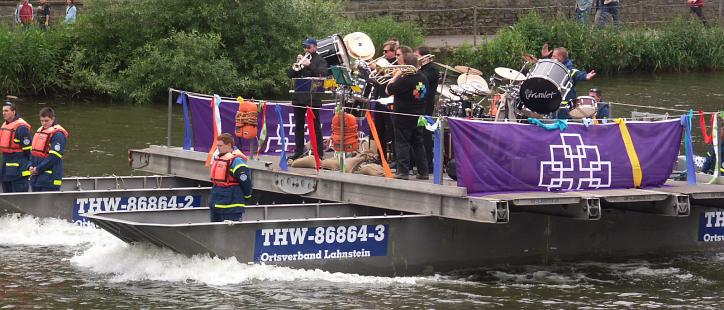Als Dank
für die Bereitstellung des Pontonfloßes durch das THW
Lahnstein wirkte BiHuN bei der Wassershow des THW mit.