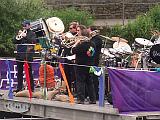 BiHuN trotz Wind und Wellen, fast bis zum Umfallen (kurz vor 
der Ehrentribüne musste die Musik dann doch abbrechen, die Wellen waren 
für