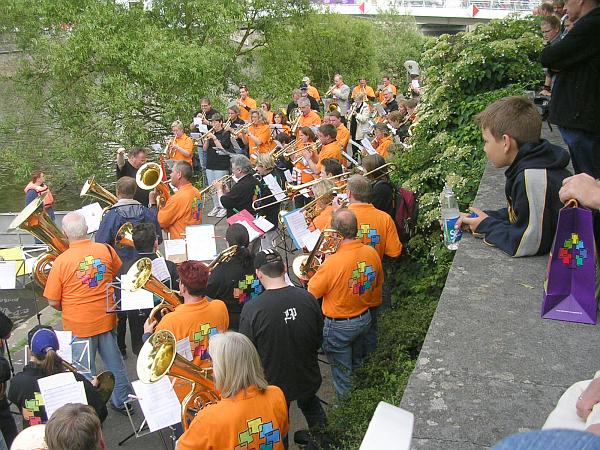 Die vereinigten Posaunenchöre und ihr Publikum. Es wurde so richtig schön eng.